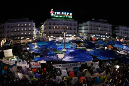 Varios miles de personas se disponen a pasar su cuarta noche acampadas en la céntrica Puerta del Sol de Madrid para reivindicar soluciones a la crisis de la vivienda.