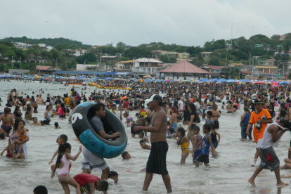 Cientos de personas disfrutan de la playa en el feriado.