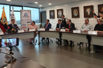 Miguel Ángel González, presidente de la Cámara de Comercio de Guayaquil, anuncia el adelanto del Viernes Negro en Ecuador.