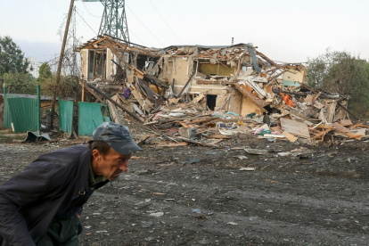 Un residente local pasa caminando junto al lugar donde un ataque ruso impactó contra un edificio en Vyshhorod, en la región de Kiev (Ucrania), el 30 de septiembre de 2026.