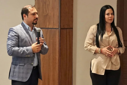 Walther Manrique junto a Karla Saud.