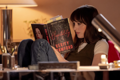 'Verity: La sombra de un engaño' es protagonizada por Anne Hathaway como Verity, Dakota Johnson como Lowen y Josh Hartnett como Jeremy.