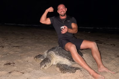 Oleynik montado encima de una tortuga.