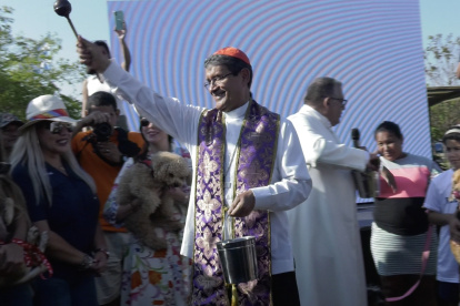 El arzobispo de Guayaquil, Luis Gerardo Cabrera, durante la bendición de mascotas.