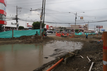 La intervención en la avenida Rodolfo Baquerizo Nazur ha obligado a modificar recorridos de buses y desviar el tránsito hacia calles cercanas.