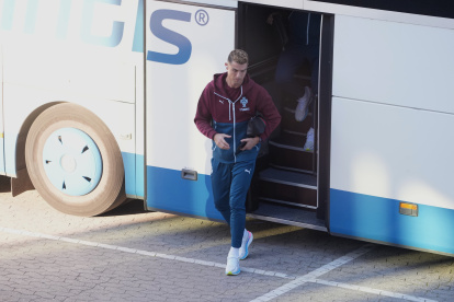 El delantero de la selección de Portugal Cristiano Ronaldo abandona donde entrenaba en Copenhage.