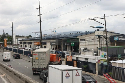 Industrias de la vía a Daule, en Guayaquil, operan en medio de las medidas para reducir la demanda nacional de electricidad.
