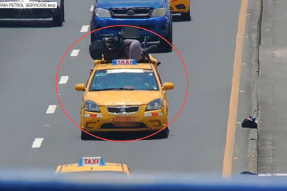 ATM multa a taxi en Guayaquil por transportar sillas de forma irregular