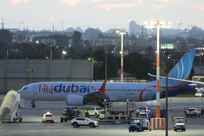 Un avión de Flydubai que transporta pasajeros desde Tabuk, Arabia Saudita, se encuentra en la pista en Tel Aviv, Israel, el 30 de septiembre de 2026.
