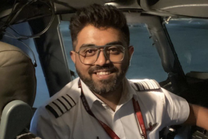 El capitán indio Smit Machchhar, reconocido como héroe tras evitar una tragedia y salvar a más de 170 pasajeros en el vuelo de Flydubai.