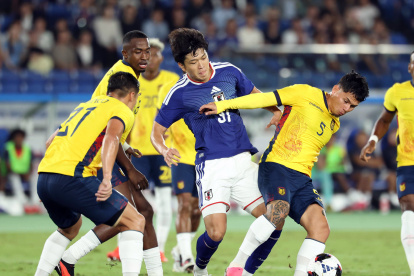 Kaina Tanimura (C) de Japón enfrentando a Ecuador en la Copa Kirin.