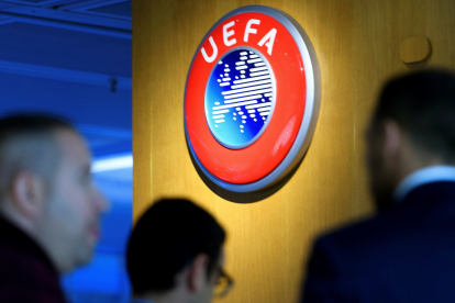 Imagen en la que puede verse el logo de la UEFAen la sede del organismo en Suiza.