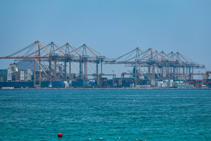 Barcos atracados en el Puerto de Khor Fakkan, en Emiratos Árabes Unidos, para evitar pasar por el Estrecho de Ormuz por la guerra en Irán.
