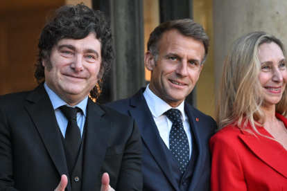 El presidente francés Emmanuel Macron (centro) recibe al presidente argentino Javier Milei (izquierda) y a Karina Milei (derecha), en el Palacio del Elíseo en París, Francia, el 1 de octubre de 2026.