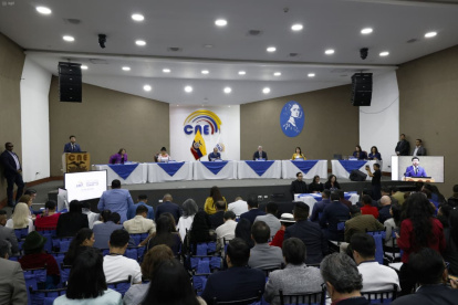 El sorteo público se realizó la mañana del 1 de octubre de 2026 en el auditorio del CNE en Quito.