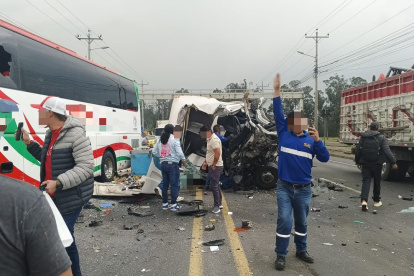 El siniestro entre un bus, un camión y un automóvil ocurrió en Tambillo, cantón Mejía, y obligó al cierre total de la vía.