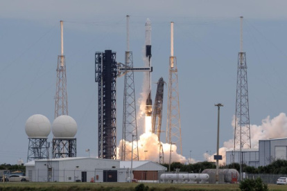La nave espacial Crew Dragon de SpaceX despega del Complejo de Lanzamiento Espacial 40.