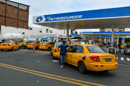 Los taxistas el 1 de octubre de 2026 tuvieron que recorrer gasolineras de Guayaquil buscando gas.
