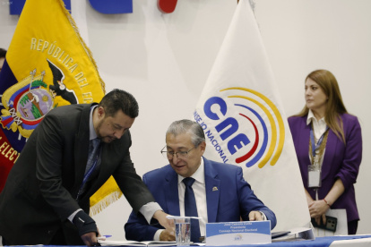 El presidente del CNE José Cabrera dijo que no se puede cambiar el reglamento sobre calificación de candidaturas al CPCCS.