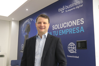Roberto Andino, ceo de Tigo, en una oficina de la empresa en Guayaquil.