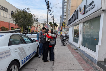 Allegados de Ola Bini en los exteriores de Migración, en Quito, la tarde de este jueves 1 de octubre.