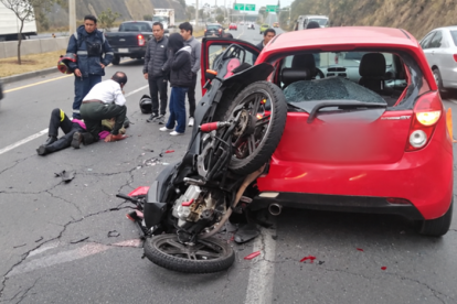 Ruta Viva registra siniestro entre una motocicleta y un automóvil y causa congestión hacia Quito