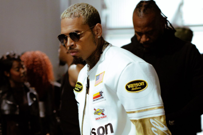 Chris Brown deberá pagar 9,5 millones de dólares a María Ávila por el ataque de uno de sus perros en 2020.