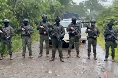 Militares custodian el sector de Guayusa, en Orellana, tras el operativo donde fueron abatidos cinco presuntos integrantes de grupos armados.