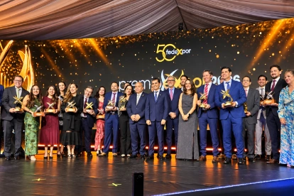 Representantes de las empresas galardonadas en el PremioeXpor 2026 posan junto a directivos de la Federación Ecuatoriana de Exportadores (Fedexpor), en la gala por los 50 años del gremio, en Quito, el 1 de octubre de 2026.