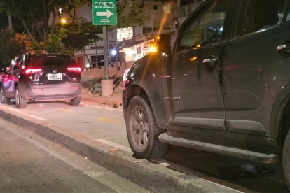 Ante la falta de control y vulnerabilidad de la infraestructura, los conductores invaden fácilmente la ciclovía sobre la acera de la avenida Narcisa de Jesús.