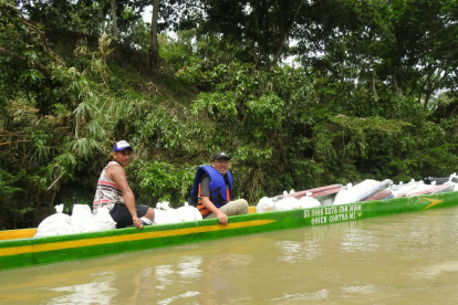 La asistencia humanitaria fue trasladada por vía fluvial hasta comunidades afectadas por las intensas lluvias en distintos sectores de Esmeraldas.