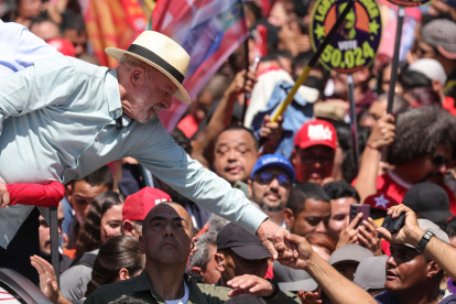 El presidente de Brasil y candidato a la reelección, Luiz Inácio Lula da Silva, saludando a sus simpatizantes.