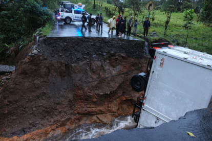 El colapso de la calzada obligó al cierre total de la vía San Bernabé-Los Bancos, mientras las autoridades coordinan desvíos para los conductores.