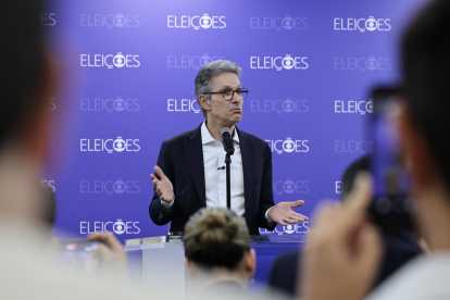 El candidato a la Presidencia de Brasil, Romeu Zema, habla en una rueda de prensa luego que la cadena Globo cancelara el debate en Rio de Janeiro (Brasil).