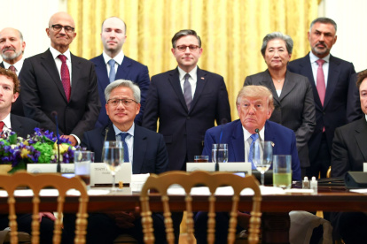 Donald Trump se reunió entre otros con Musk (xAI), Zuckerberg (Meta), Huang (Nvidia), Amodei (Anthropic), Pichai (Google), Brockman (OpenAI) y Bezos (Amazon) para discutir sobre la seguridad de la IA.