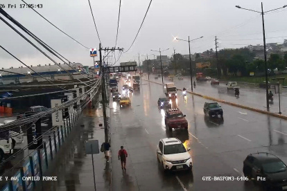 En la vía a Daule se registra lluvia leve y calzada mojada durante la tarde de este 2 de octubre.