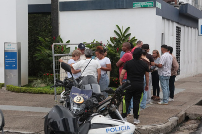 Simpatizantes de Aquiles Álvarez se reunieron en los exteriores de la clínica Alcívar, en el sur de Guayaquil, la tarde de este viernes 2 de octubre.