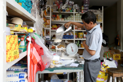 Un comerciante pesa arroz en una tienda en Guayaquil.
