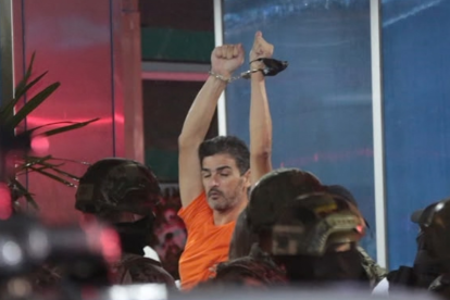 Aquiles Álvarez llegó a la clínica Alcívar, en Guayaquil, bajo resguardo militar este viernes 2 de octubre.