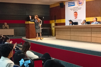 Eunnice Luzuriaga Burgos, de la Unidad Educativa Francisco de Orellana, ganó el primer lugar del concurso intercolegial de oratoria.