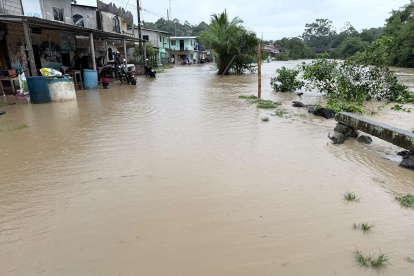 En Muisne, debido a las fuertes lluvias, el río Salima se desbordó y provocó inundaciones en la cabecera parroquial de Salima.