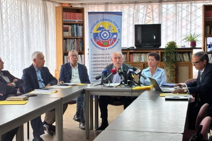 Representantes del Consejo Consultivo de Ingenierías y Economía en rueda de prensa sobre el riesgo de apagones por el estiaje, en Quito.