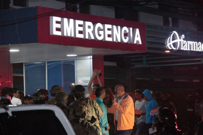 El alcalde de Guayaquil, Aquiles Álvarez (semioculto), ingresó a la clínica Alcívar la noche de este viernes 2 de octubre.
