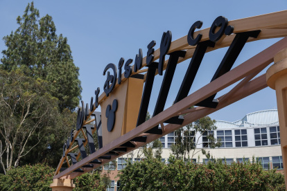 Disney anuncia nuevos despidos y retiros anticipados como parte de su plan de reducción de costos.