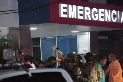 El alcalde de Guayaquil, Aquiles Álvarez, ingresando a la clínica Alcívar la noche de este viernes 2 de octubre.