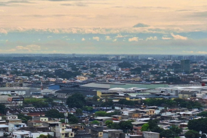 El cielo despejado en Guayaquil permitió ver al volcán Chimborazo, ubicado en Riobamba, a unos 230 kilómetros.