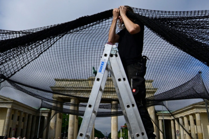 El 24 de agosto se instaló una red de protección contra drones en pleno centro de Berlín para concienciar sobre la fragilidad de la protección con la que viven los ucranianos.