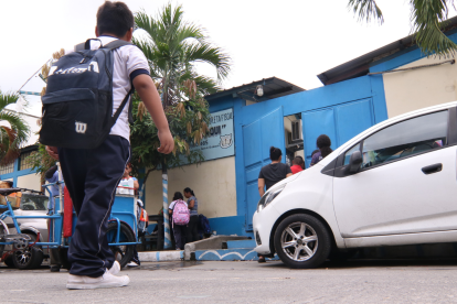Las bandas criminales captan a niños y jóvenes, incluso en planteles educativos, para cometer crímenes y otros delitos.