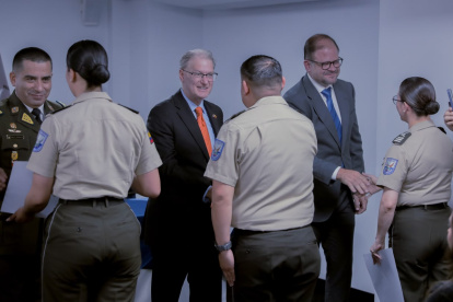 El comandante general de la Policía, Pablo Dávila, y el ministro John Reimberg junto al representante de la Embajada de Estados Unidos, Lawrence Petroni.