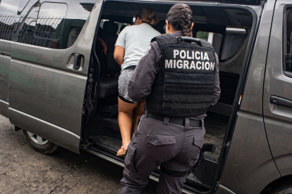Siete ecuatorianos y 16 colombianos fueron deportados desde Costa Rica en un vuelo chárter.